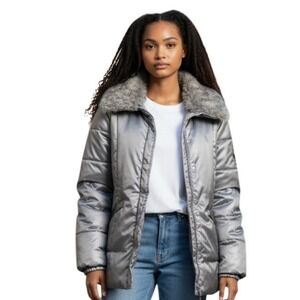 Silver Puffer Coat L Faux Fur Collar Outerwear Cabin Core Cozy Chic Ski‎ Resort